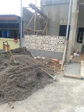Tukang bangunan nyari kerjaan jadi tukang kebun juga siap