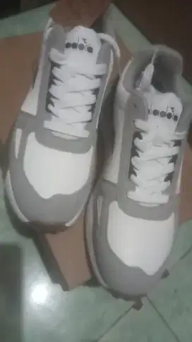 Sepatu diadora original