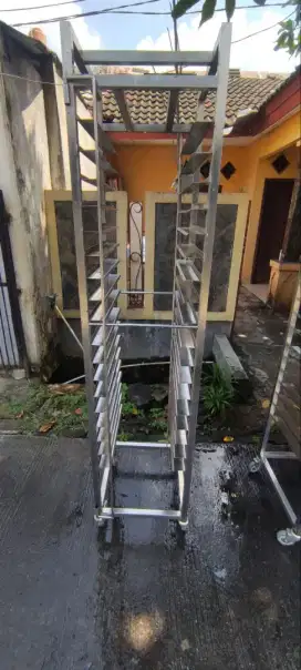 Bekas Bekwalutas Trolly 18 tray
Ukuran 41x46x180
Ukuran loyang 36x46