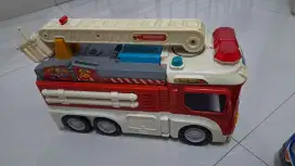 Mainan mobil pemadam kebakaran