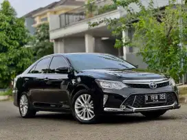Toyota Camry 2.5 V Hybrid AT Hitam 2017
