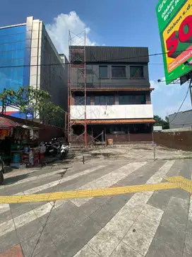 Ruko 3,5 lantai siap pakai Luas , strategis pinggir jalan raya, Depok