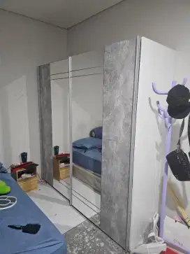 Dijual Lemari baju 2 sliding door bagus banget kaya baru