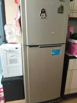 Lemari es Toshiba Glacio