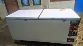 FREEZER BOX GEA KAPASITAS 900 LITER
