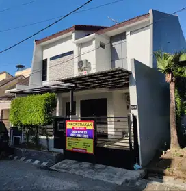 Dikontrakkan Rumah 2+1 Lantai Bangunan Renovasi Baru Tanpa Perantara
