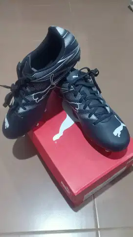 Sepatu bola Puma Attacanto FG AG