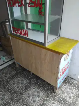 Etalase makanan dan meja