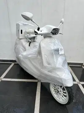 Vespa  Sprint Justin Bieber (km 100 perak)