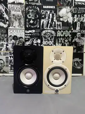 Speaker flat yamaha recording hs5 hitam dan putih