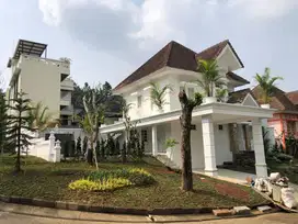 Di jual rumah siap huni halaman luas hoek kolam renang Sentul city