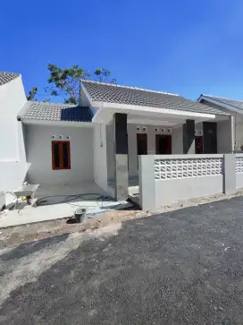 RUMAH CANTIK MODERN TERMURAH DEKAT JL PALAGAN SHM SIAP HUNI