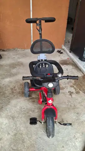 Sepeda roda tiga anak