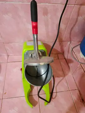 Mau jual mesin es parut kondisi masih bgus bru 2 bln pakai