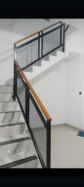 Tralis balkon pagar