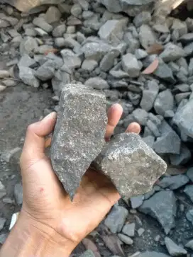 Batu makadam urug jalan