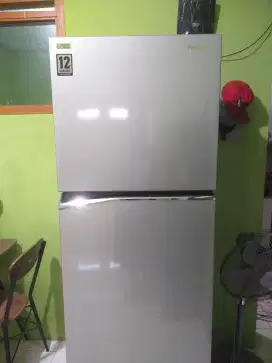 Dijual kulkas 2 pintu panasonic 324 liter ( 1 th pemakaian)