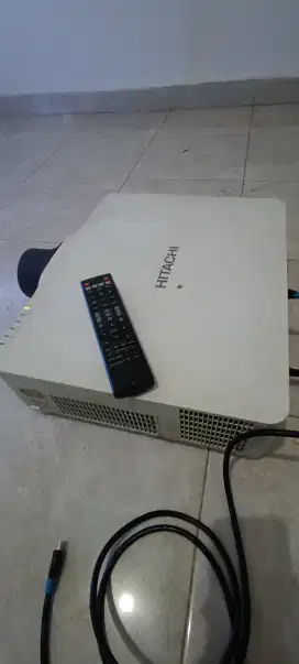 Proyektor merek hitachi