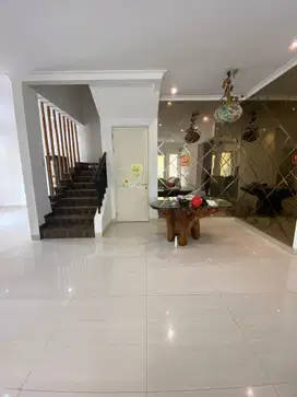 Disewakan Rumah Besar 3 Lantai Casa Jardin Semifurnish