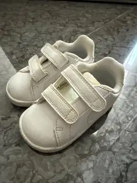 Sepatu bayi bekas