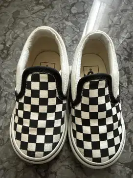 Sepatu bayi bekas