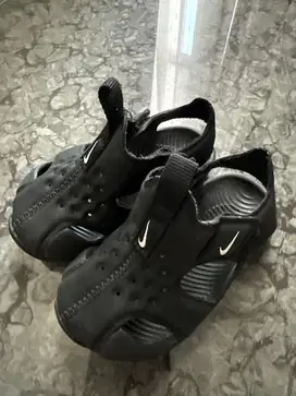 Sepatu bayi bekas