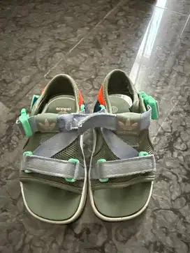 Sepatu bayi bekas