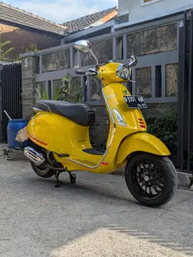 Vespa Sprint Iget ABS Kuning Tahun 2022 Lengkap Aktif