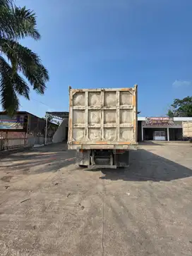 Mitsubishi Fuso 2012 Diesel Dump Truk