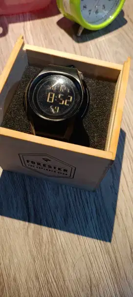 Jam tangan hitam merk Forester