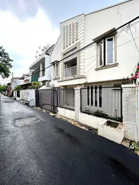 Rumah Siap Huni Dekat Taman Dekat Jalan 2 Mobil