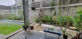 Rumah Nyaman Tipe 300 m2 di Condet, ada Kolam Renang dan Carport Luas