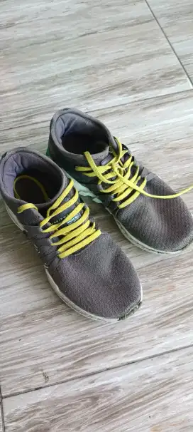Sepatu wanita olahraga merk Adidas ukuran 38