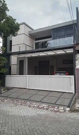 DIJUAL CEPAT RUMAH 2½ LANTAI SIAP HUNI KONSEP TROPICAL di GAYUNGSARI
