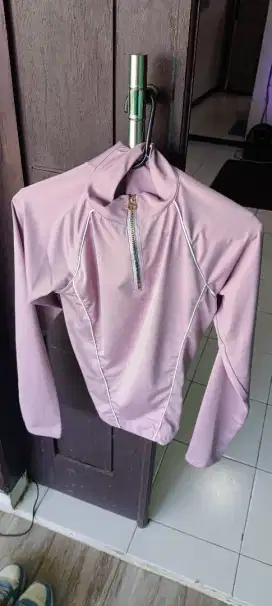 Baju olahraga wanita warna pink ukuran L