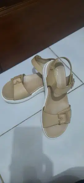 Sandal Wanita Bata Comfit bekas