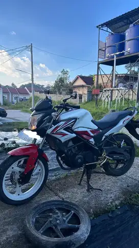 Honda CB 150R Streetfire 2014