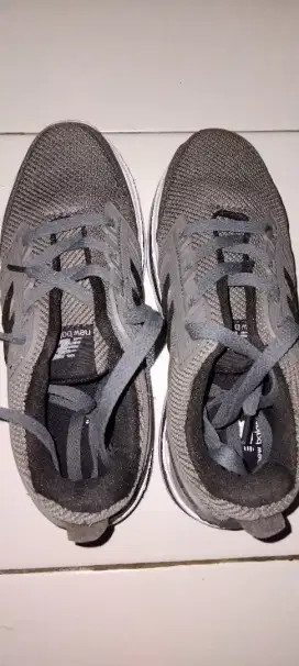 SEPATU BEKAS SEKALI PAKAI