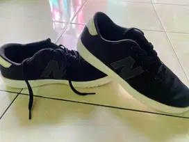 Sepatu New Balance Original Ukuran 42 – Hitam Putih, Kondisi Bagus