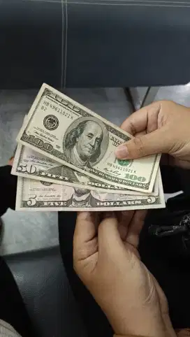 Menjual uang dollar asli
