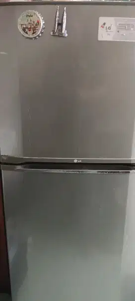 Kulkas 2 pintu merek LG Jooosssss