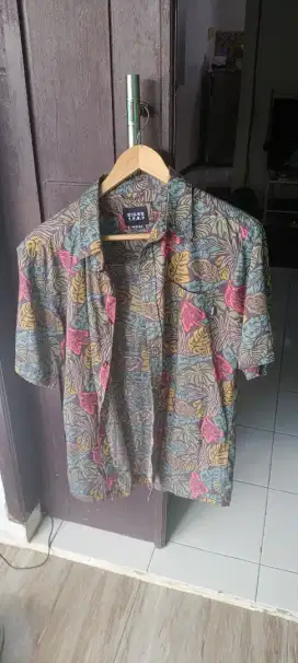 Kemeja pria merk Eiger motif tumbuhan ukuran M