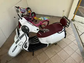 Vespa GTS 150 putih