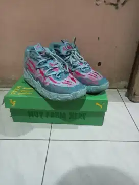 sepatu basket mb03