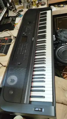 YAMAHA PORTABLE PIANO DGX 670