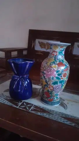 Pot keranik motif bunga dan biru pita