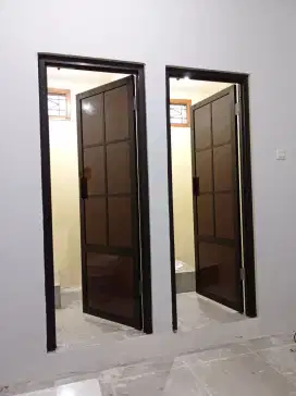 Pintu kamar mandi
