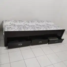 Ranjang kayu jati (dilengkapi 3 lagi baju)