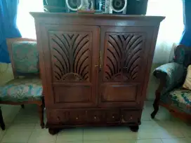 Lemari jati tua