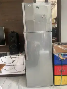 Kulkas bekas 2 pintu merk sharp